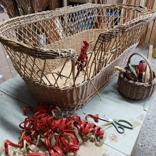 Začínám svou zatím největší opravovací-renovační výzvu. Proutěný koš na miminko starý přes 40 let. Tak mi držte palce, aby...